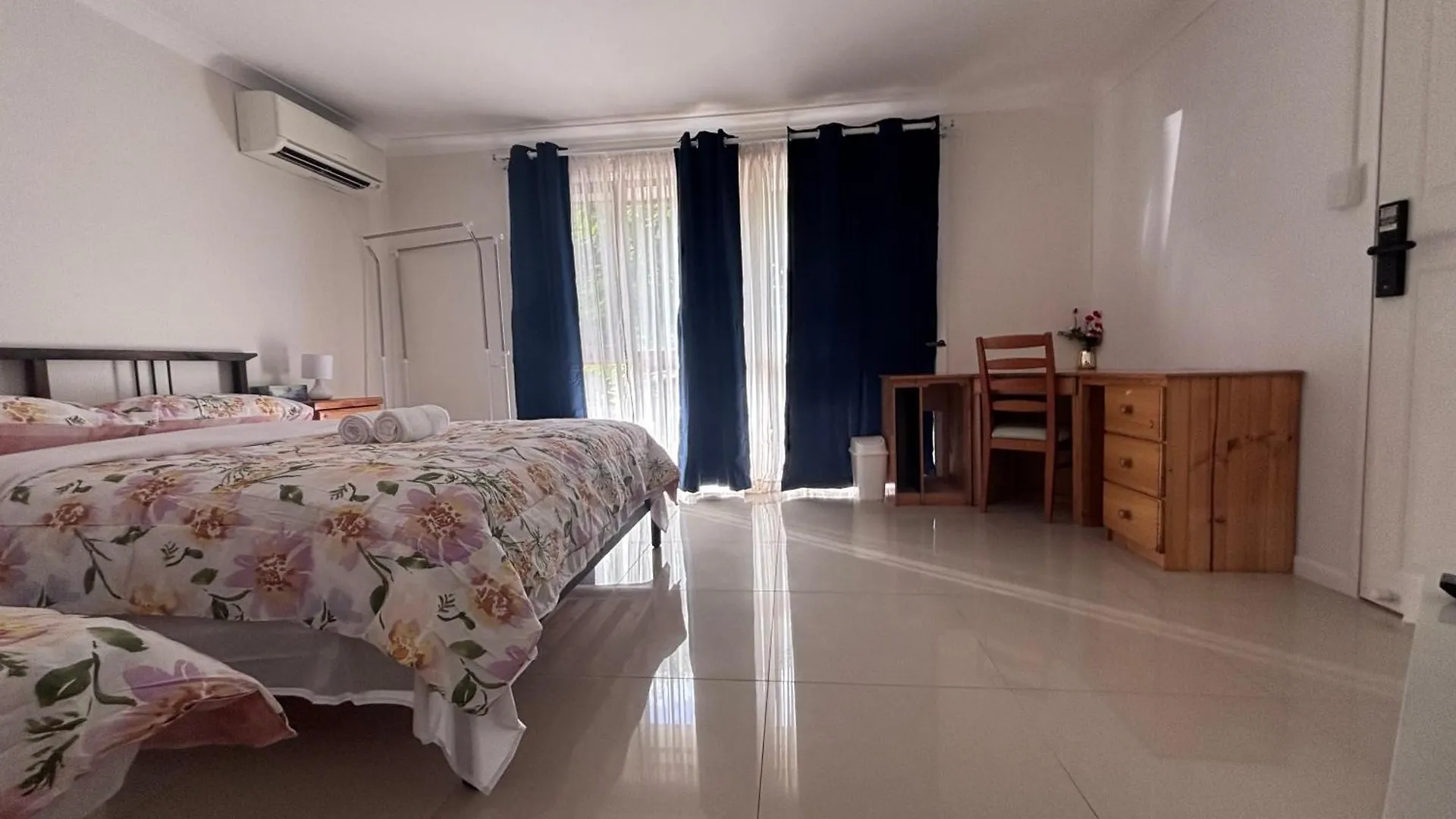You Guest House Barellan Point